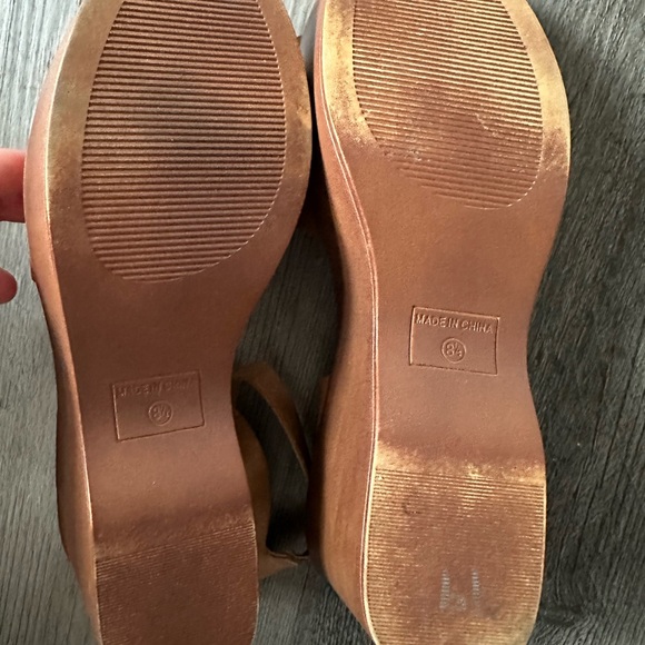 🌻 Tan Platform Wedge Sandals 🌻 - Picture 3 of 4